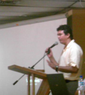 Uno de los autores de los libros